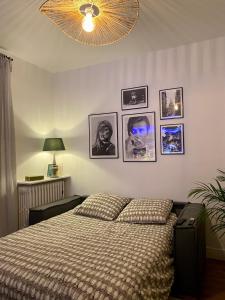- une chambre avec un lit et des photos sur le mur dans l'établissement Cinéma privé/ Proche Paris/Orly, à Athis-Mons