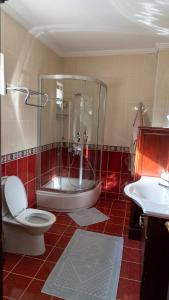 y baño con ducha, aseo y lavamanos. en Spacious Villa with Sea and Mountain View en Kemer