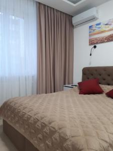 ein Schlafzimmer mit einem großen Bett und einem Fenster in der Unterkunft Елітна квартира-студія . in Ternopil