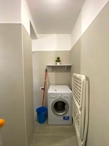 uma pequena lavandaria com uma máquina de lavar roupa em Case vacanze Azzurra em Marina di Camerota