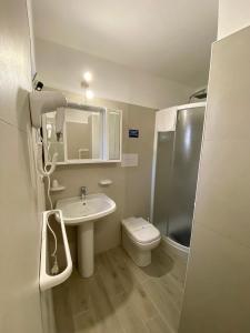 uma casa de banho com um lavatório, um WC e um chuveiro em Case vacanze Azzurra em Marina di Camerota