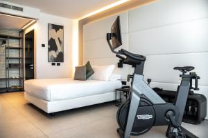 una camera d'albergo con tapis roulant e letto di J44 Lifestyle Hotel a Lido di Jesolo