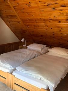 Кровать или кровати в номере Chalupa u rybníka