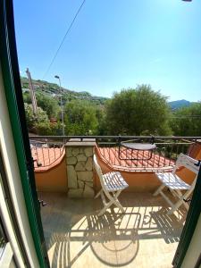 Un balcón o terraza de Case vacanze Azzurra