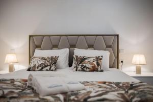 a large bed with two lamps and two pillows at Casa Gondiga in Roriz +33 photos