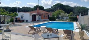 una piscina in un cortile con sedie e una casa di La Espiga a Valladolid