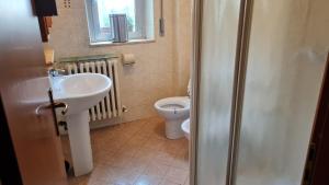 ein Badezimmer mit Waschbecken und Toilette in der Unterkunft Casa centrale parcheggio gratis in Porto San Giorgio + 15 Fotos