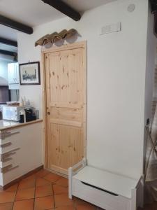 a kitchen with a wooden door in a room at Nonna Elena in Rodi Garganico