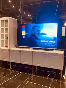 TV a/nebo společenská místnost v ubytování Azure Gold Apartment