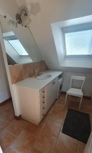 uma casa de banho com um lavatório e uma janela em Tout le confort au milieu d'un parc botanique em Noyal-Muzillac
