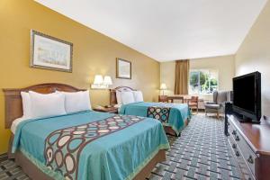 戴通納海灘的住宿－代托納比奇速8汽車旅館，酒店客房设有两张床和一台平面电视。