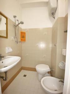 bagno con servizi igienici e lavandino di Hotel Dinarica a Marotta