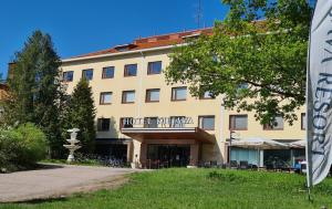 un edificio con balcón en la parte delantera en Hotel Kiljava, en Kiljava