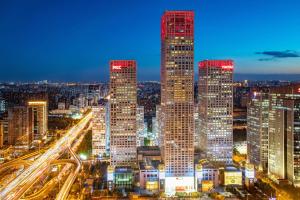un perfil urbano por la noche con edificios iluminados en Park Hyatt Beijing, en Beijing