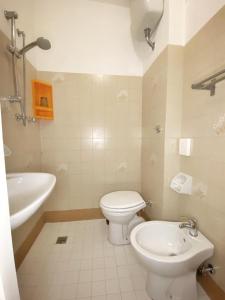 bagno con servizi igienici e lavandino di Hotel Dinarica a Marotta