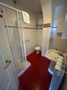 uma casa de banho com um chuveiro, um lavatório e um WC. em Residence San Francesco em Pomarance