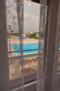 Bazén v ubytování Aqua Lux Apartman nebo v jeho okolí