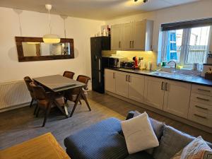 Kitchen o kitchenette sa entire 2 bed Apartment Jasmine fully serviced
