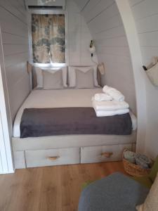 1 dormitorio pequeño con 1 cama en una habitación pequeña en Alfaro'95 en Azambuja