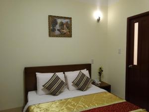 Postel nebo postele na pokoji v ubytování Hoa Vinh Hotel