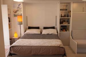 una camera con un grande letto e un divano di Le VISCOS à AGOS-VIDALOS ad Agos-Vidalos