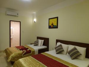 Postel nebo postele na pokoji v ubytování Hoa Vinh Hotel