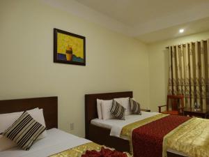 Postel nebo postele na pokoji v ubytování Hoa Vinh Hotel