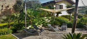 grupa krzeseł i hamak w ogrodzie w obiekcie Agriturismo Tenuta Santa Maria w mieście Notaresco