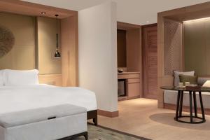 1 dormitorio con 1 cama y sala de estar en Banyan Tree Phuket, en Bang Tao Beach