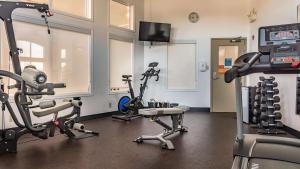 Fitness centrum a/nebo fitness zařízení v ubytování Service Plus Inns and Suites Calgary