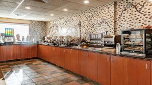 Příslušenství pro přípravu čaje a kávy v ubytování Service Plus Inns and Suites Calgary