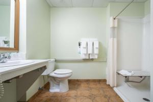 Koupelna v ubytování Service Plus Inns and Suites Calgary