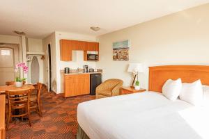 Kuchyň nebo kuchyňský kout v ubytování Service Plus Inns and Suites Calgary