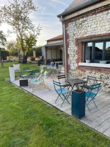 een terras met stoelen en tafels en een gebouw bij Villa Verger vakantiewoning 12 personen in Cilly