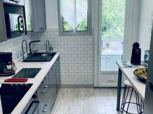 kuchnia z kuchenką i blatem w obiekcie Charmant F3 climatisé avec balcon ensoleillé, proche centre et Thermes - Amélie-les-Bains - FR-1-703-80 w mieście Amélie-les-Bains-Palalda +4 zdjęcia