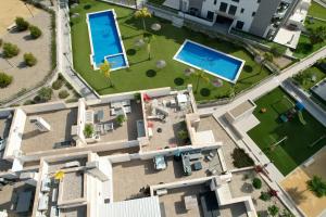 eine Luftansicht eines Hauses mit zwei Swimmingpools in der Unterkunft Luxurious flat & private rooftop in Villamartin Orihuela Costa in Orihuela