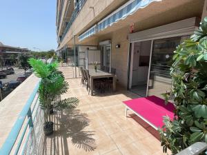 - Balcón con mesa y esterilla de yoga rosa en Apartamento Salvis Terraza, en Platja d'Aro
