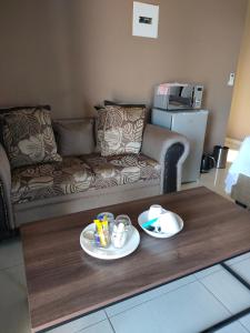 un soggiorno con divano e tavolino da caffè di Soma Guesthouse a Groblersdal