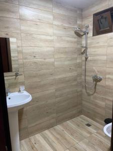 een badkamer met een douche en een wastafel bij SUNSET BUKNARI in Buknari