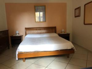 um quarto com uma cama com 2 mesas de cabeceira e 2 candeeiros em ZIO DOMENICO Al Vicolo em Castellabate