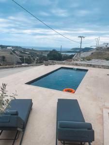 Bazén v ubytování Sohoros Luxury Suites nebo v jeho okolí