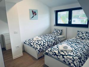 sypialnia z 2 łóżkami i lustrem w obiekcie Villa Kovačeva 15, app 2, free parking w Lublanie
