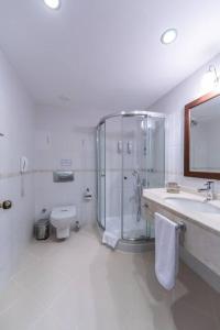 Koupelna v ubytování Sleeps 2, Modern Apartment with Shared Pool - AWZ 304, 2