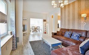 ein Wohnzimmer mit einem Sofa und einem Couchtisch in der Unterkunft Nilles Huuske - Luxusferienwohnung in Ostseebad Sellin