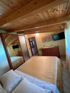 um quarto com 2 camas e um tecto de madeira em Casa Vittoria em Vietri