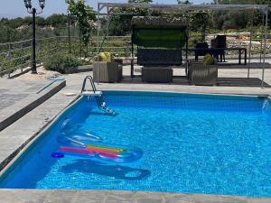 Der Swimmingpool an oder in der Nähe von Chalets in the middle of Ajloun forests شاليه و مزرعة في وسط غابات عجلون