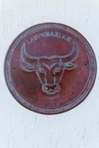 miedziana płyta ze zwierzęciem z łańcuchem w obiekcie La Dimora Del Bue w mieście Matera