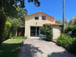 una casa con patio frente a ella en A House in The Woods, en Sintra