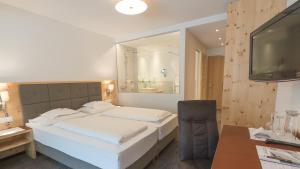 Postel nebo postele na pokoji v ubytování Wellnesshotel Mein Almhof Superior