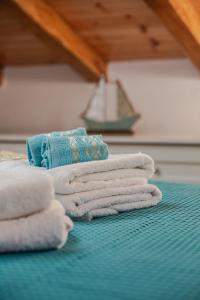 un mucchio di asciugamani seduti sopra un letto di Dream on a wave a Città di Skiathos